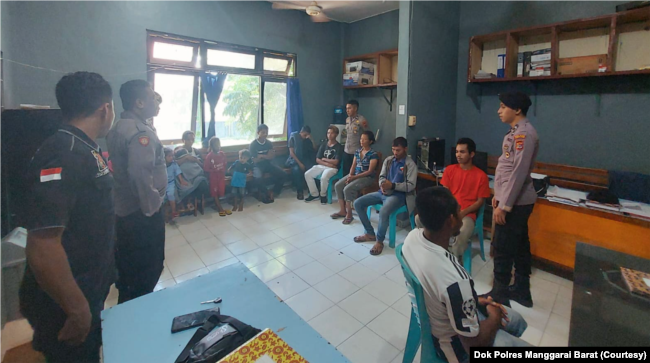 Polisi mengamankan 14 orang, termasuk 4 anak-anak dan satu perekrut untuk diperiksa di Mapolres Manggarai Barat. (Foto: Dok Polres Manggarai Barat)