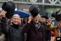 FILE - Para juru kampanye mengangkat topi untuk menghormati orang-orang yang memutusakan untuk mengakhiri hidupya di Den Haag, Belanda, 10 Oktober 2022. (AP/Peter Dejong, File)