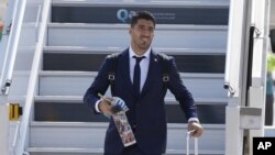 Luis Suárez llega con sus compañeros al aeropuerto internacional Hamad en Doha, Qatar, el sábado 19 de noviembre de 2022 para disputar la Copa del Mundo. Uruguay jugará su primer partido contra Corea del Sur el 24 de noviembre. (AP Foto/Hassan Ammar)