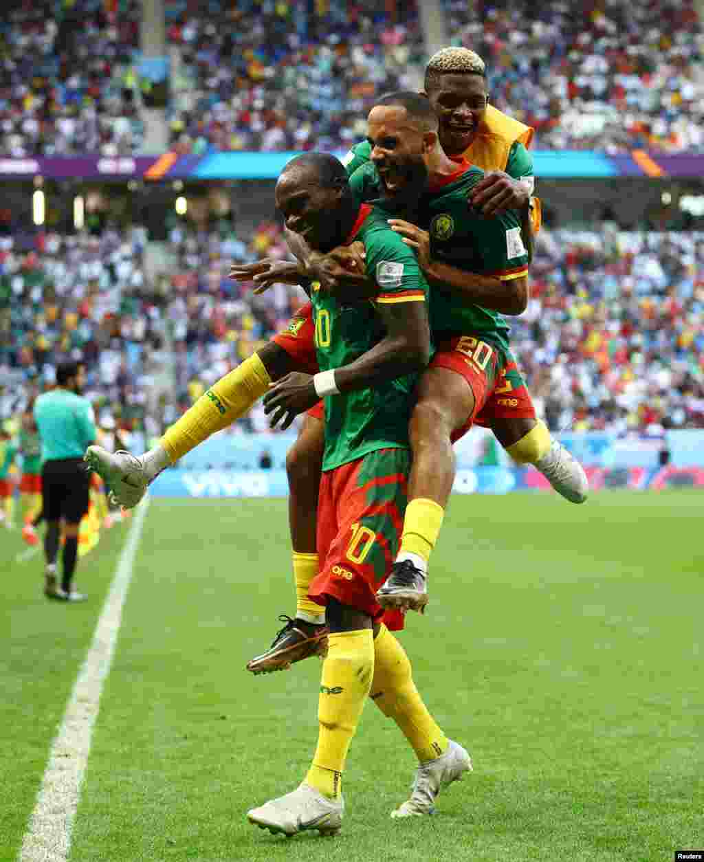 Os jogadores dos Camarões Vincent Aboubakar (10) e Bryan Mbeumo (20) celebram o golo contra a Sérvia.&nbsp;&nbsp;Mundial Qatar, 28 de Novembro de 2022