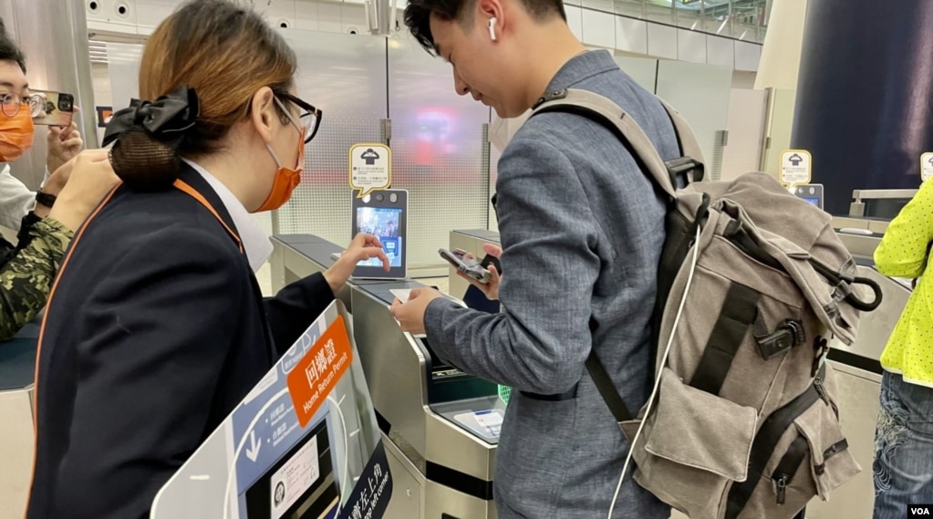 港鐵職員指導高鐵乘客使用西九龍總站入閘機的人面識別系統 (美國之音/湯惠芸)(photo:VOA)