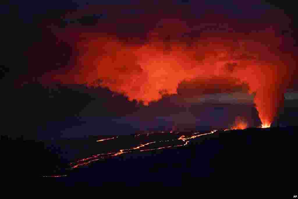 Lava bursts from Hawaii&#39;s Mauna Loa volcano near Hilo.