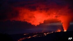 Lava bursts from Hawaii&#39;s Mauna Loa volcano near Hilo.