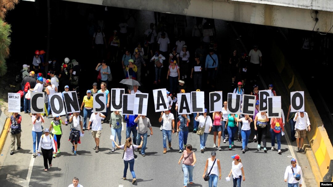 ARCHIVO - Partidarios de la oposición se manifiestan contra el presidente de Venezuela, Nicolás Maduro, en Caracas, en mayo de 2017. 