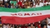 在伊朗对英格兰的比赛赛场上，伊朗观众手举印有抗议标语“女性”的抗议旗帜。（2022年11月21日）