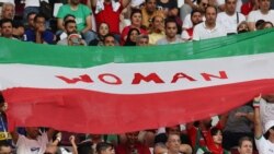 伊朗球迷在伊朗隊首場世界杯比賽上聲援伊朗抗議運動