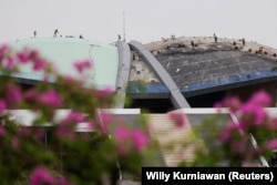 Buruh di atap Gedung DPR RI di Jakarta, 6 Desember 2022. (Foto: REUTERS/Willy Kurniawan)