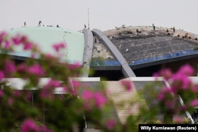 Buruh di atap Gedung DPR RI di Jakarta, 6 Desember 2022. (Foto: REUTERS/Willy Kurniawan)