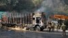Tentara India memeriksa lokasi baku tembak di Nagrota, di jalan raya Jammu-Srinagar, Kashmir yang dikuasai India, Rabu, 28 Desember 2022. (AP/Channi Anand)