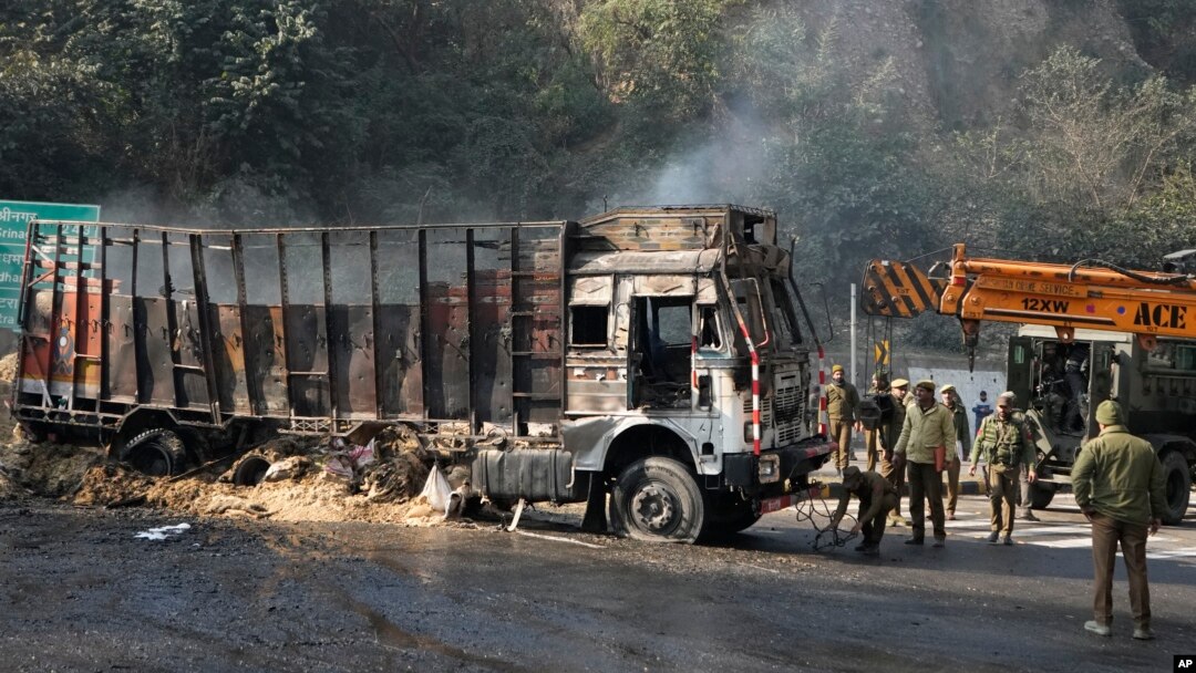 Tentara India memeriksa lokasi baku tembak di Nagrota, di jalan raya Jammu-Srinagar, Kashmir yang dikuasai India, Rabu, 28 Desember 2022. (AP/Channi Anand)
