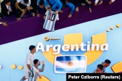 Pemain Argentina Lionel Messi, Paulo Dybala dan rekan setimnya merayakannya sambil berjalan menyusuri terowongan saat Argentina maju ke semifinal. (Foto: REUTERS/Peter Cziborra)