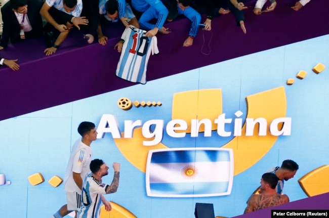 Pemain Argentina Lionel Messi, Paulo Dybala dan rekan setimnya merayakannya sambil berjalan menyusuri terowongan saat Argentina maju ke semifinal. (Foto: REUTERS/Peter Cziborra)