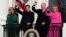 Prezidan Joe Biden ak premye dam Jill Biden akeyi Prezidan Franse a, Emmanuel Macron ak madanm ni Brigitte Macron nan Lamezonblanch, Jedi 1 Desanm, 2022. 