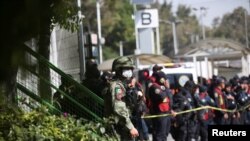 Un soldado hace guardia después de que dos trenes subterráneos chocan de frente en una estación de metro, en la Ciudad de México, México, el 7 de enero de 2023. REUTERS/Quetzalli Nicte-Ha