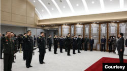 윤석열 한국 대통령이 7일 용산 대통령실에 장성 보직 신고 및 삼정검 수치 수여식을 가졌다.