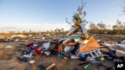 Tornado menghancurkan rumah warga kota Prattville, Alabama, hari Kamis (12/1). 