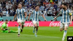 El argentino Nahuel Molina, (izquierda) celebra con Julián Álvarez, al centro, y Lionel Messi después de anotar el gol inicial en el partido de cuartos de final de la Copa Mundial entre Países Bajos y Argentina, en Qatar, el viernes 2 de diciembre de 2019. 9 de enero de 2022. 