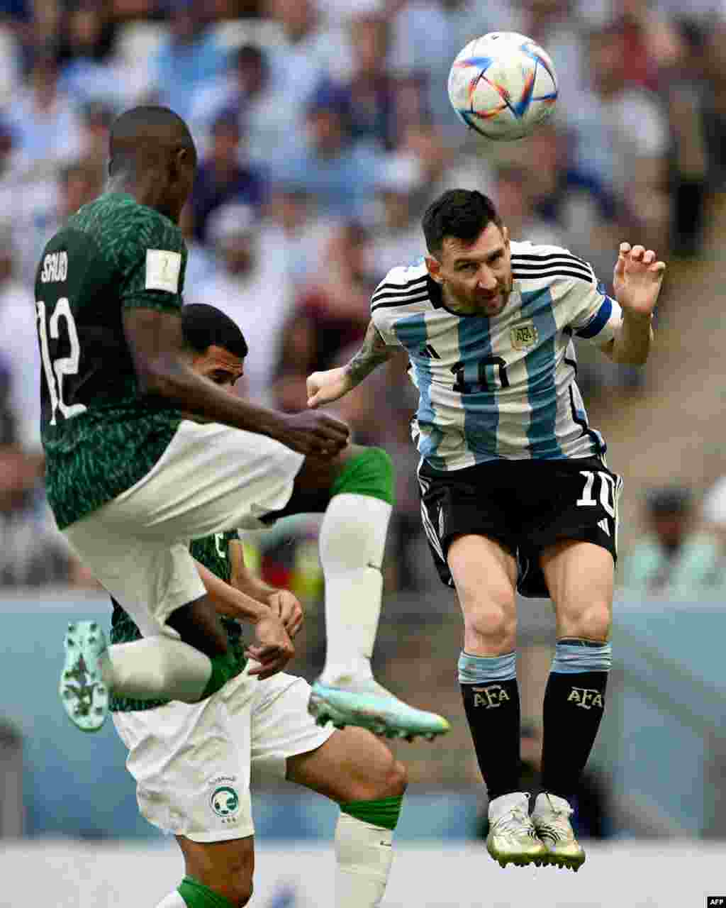 Lionel Messi attaquant #10 ya Argentine (D) abeti ndembo na moto na match na Arabie saoudite ya groupe C ya Mondial Qatar 2022, stade Lusail, Doha, 22 novembre 2022. (Photo Kirill KUDRYAVTSEV / AFP)