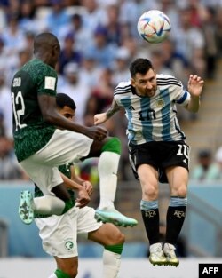 Penyerang Argentina Lionel Messi bereaksi selama pertandingan sepak bola Grup C Piala Dunia Qatar 2022 antara Argentina dan Arab Saudi di Stadion Lusail di Lusail, utara Doha pada 22 November 2022. (Foto: AFP/Kirill KUDRYAVTSEV)