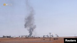 Tymi ngrihet pas goditjeve ajrore në fushat e naftës në Qamishli të Sirisë (23 nëntor 2022)