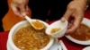 资料照片：2011年2月14日照片显示，旧金山唐人街的一家中餐馆正在供应鱼翅汤。（美联社照片）