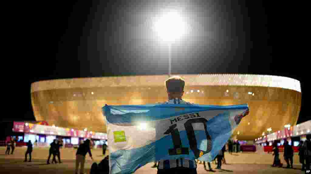 Mokumisi moko alati bendele ya #10 Lionel messi ya Argentine libanda lya stade Lusail, Doha, 9 décembre 2022.&nbsp;(AP Photo/Natacha Pisarenko)