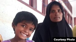 မလေးရှားနိုင်ငံကိုသွားဖို့ လှေစီးထွက်လာသူ ဘင်္ဂလားဒေ့ရှ်နိုင်ငံရောက် ရိုဟင်ဂျာဒုက္ခသည် Hatemon Nesa ၂၇ နှစ်နဲ့ သူ့ရဲ့သမီးငယ် ငါးနှစ်အရွယ် Umme Salima (ဒီဇင်ဘာ ၂၆၊ ၂၀၂၂)