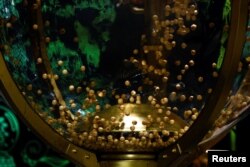 Las bolas de lotería caen un tambor de lotería giratorio antes del inicio del sorteo de la tradicional Lotería de Navidad de España.