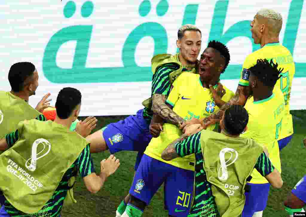 Brezilyen Vinicius Junior selebre ak ko-ekipye li yo apre li make yon gol - pi ta abit la te di gol la pa konte pou Brezil, 28 Nov. 2022.