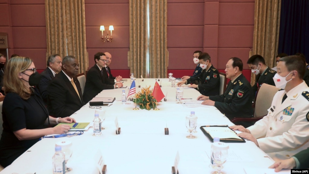 美国防长奥斯汀与中国防长魏凤和在柬埔寨暹粒举行会谈。（2022年11月22日）(photo:VOA)