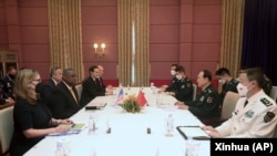 资料照：美国防长奥斯汀与中国防长魏凤和在柬埔寨暹粒举行会谈。（2022年11月22日）