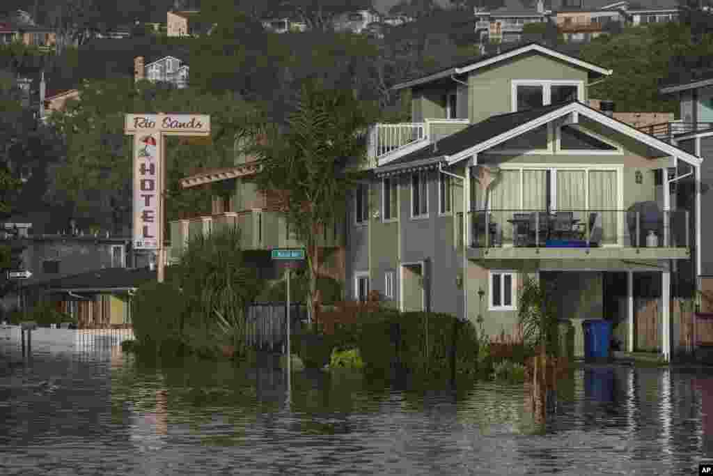 Varias cuadras del vecindario Aptos Beach Flats se inundan en Aptos, California.