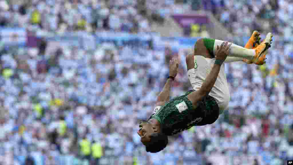 Salem Al-Dawsari dari Arab Saudi melompat salto setelah mencetak gol kedua timnya selama pertandingan sepak bola grup C Piala Dunia antara Argentina dan Arab Saudi di Stadion Lusail di Lusail, Qatar.