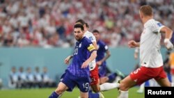 Lionel Messi de Argentina en acción durante el encuentro entre Argentina y Polonia en el estadio 974 de Doha, el 30 de noviembre de 2022.