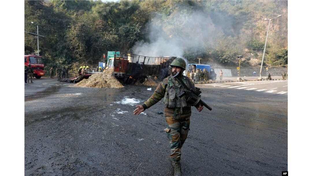 Seorang tentara India berjalan di lokasi baku tembak di Nagrota, di jalan raya Jammu-Srinagar, Kashmir yang dikuasai India, Rabu, 28 Desember 2022. (AP/Channi Anand)