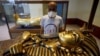 Seorang turis melihat peti mati firaun kuno Raja Tutankhamen saat ia mengunjungi Museum Mesir di alun-alun Tahrir setelah dibuka kembali setelah wabah COVID-19, di Kairo, Mesir, 1 Juli 2020. (Foto: REUTERS/Mohamed Abd El Gani)