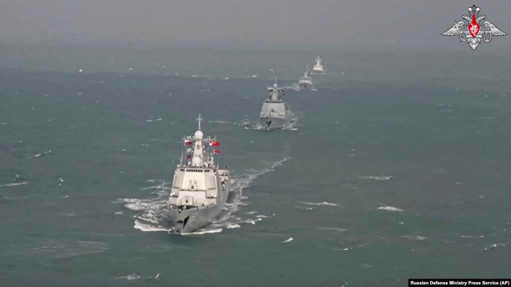 Ảnh chụp từ video do Cơ quan Báo chí Bộ Quốc phòng Nga công bố vào ngày 22/12/2022 cho thấy các tàu chiến Trung Quốc tham gia cuộc tập trận hải quân chung với Nga ở Biển Hoa Đông.