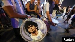 Un fanático de Argentina sostiene su tambor mostrando una imagen del exjugador Diego Maradona en Doha, Qatar, 25 de noviembre de 2022. Corniche REUTERS/Lee Smith