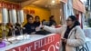 ARCHIVO - Latinas trabajan vendiendo platos y dulces típicos de América Latina al público del Downtown Holiday Market en Washington.