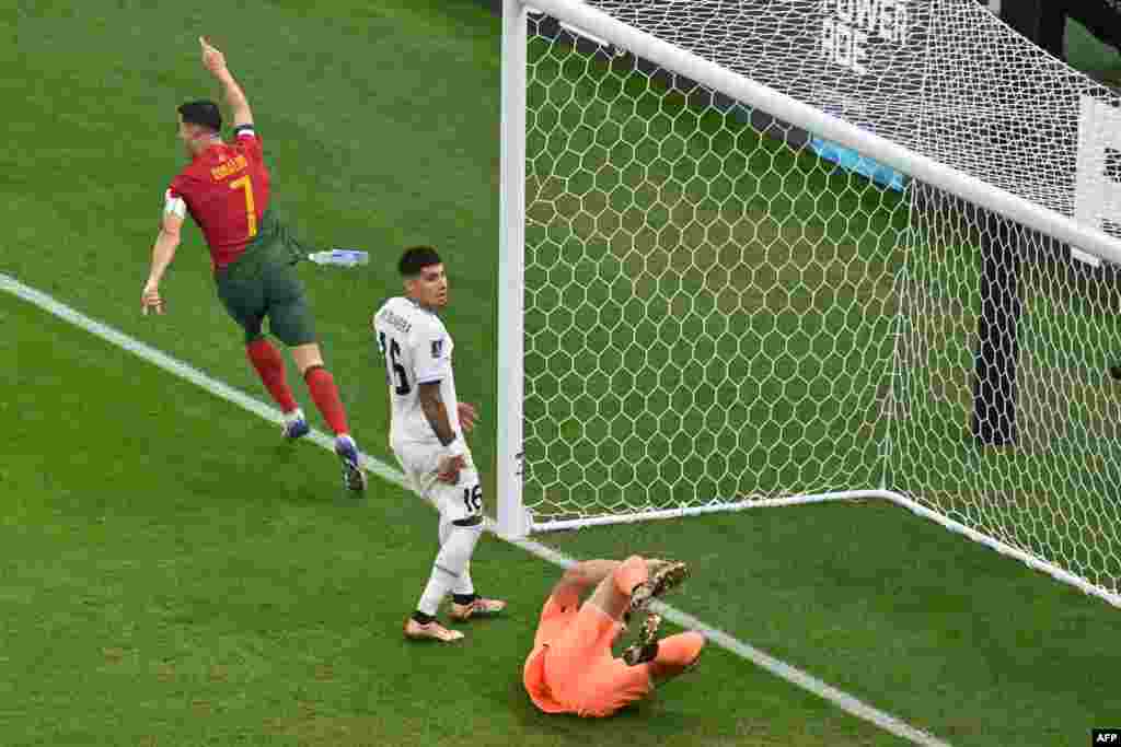 Attaquant ya Portugal #07 Ronaldo Critiano (G) nsima na kotia mongete na match na Uruguay na groupe H ya Mondial Qatar 2022 na stade Lusail, Doha. 28 novembre 2022. (Photo Glyn KIRK / AFP)