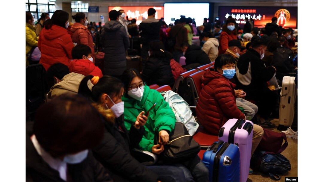 Warga China berada di stasiun kereta api menjelang Tahun Baru Imlek, saat wabah COVID-19 berlanjut, di Beijing, China, 13 Januari 2023. (Foto: REUTERS/Tingshu Wang)