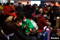 Warga China berada di stasiun kereta api menjelang Tahun Baru Imlek, saat wabah COVID-19 berlanjut, di Beijing, China, 13 Januari 2023. (Foto: REUTERS/Tingshu Wang)