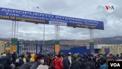 Turistas buscan información en el aeropuerto internacional Alejandro Velasco Astete de Cusco para salir a sus países de origen, en medio de la crisis. [Foto: Cortesía de Natalia Macías]
