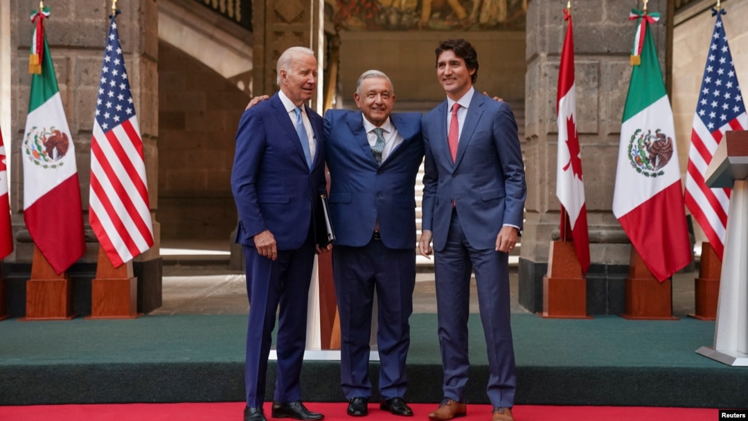 Dari kiri: Presiden AS Joe Biden, Presiden Meksiko Andres Manuel Lopez Obrador dan PM Kanada Justin Trudeau sebelum konferensi pers bersama pada akhir KTT Amerika Utara di Mexico City, Meksiko, Selasa 10 Januari 2023.