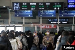 中國武警士兵在上海火車站裡指揮春運人潮排隊等候。（2023年1月16日）