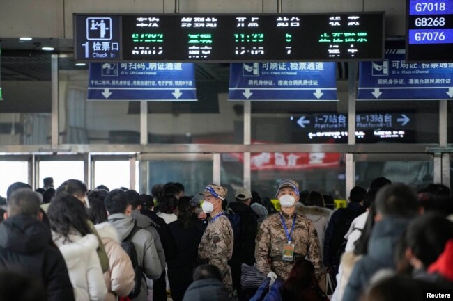 中國武警士兵在上海火車站裡指揮春運人潮排隊等候。 （2023年1月16日）