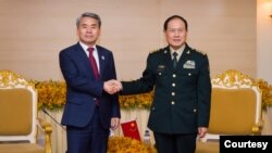 이종섭 국방부 장관(왼쪽)과 웨이핑허 중국 국방부장이 23일 제9차 아세안 확대 국방장관회의가 열린 캄보디아 시엠립에서 별도의 양자회담을 했다. 사진 = 한국 국방부.