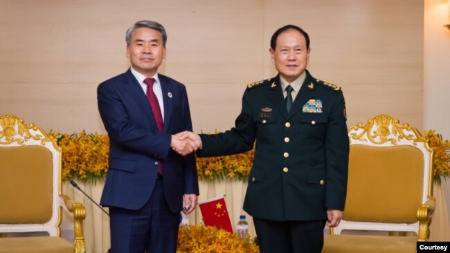 이종섭 국방부 장관(왼쪽)과 웨이핑허 중국 국방부장이 23일 제9차 아세안 확대 국방장관회의가 열린 캄보디아 시엠립에서 별도의 양자회담을 했다. 사진 = 한국 국방부.