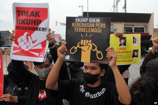 Unjuk rasa menentang undang-undang pidana baru Indonesia di Yogyakarta, Selasa, 6 Desember 2022. (Foto: AP)