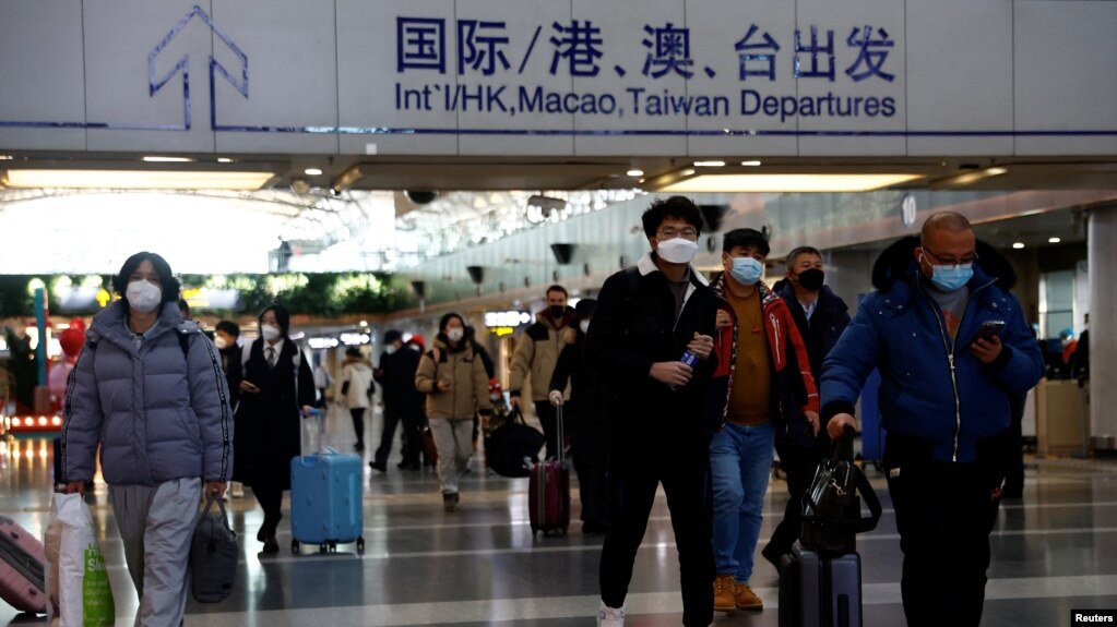 北京国际机场内的旅客形色匆匆。 （2022年12月27日）(photo:VOA)